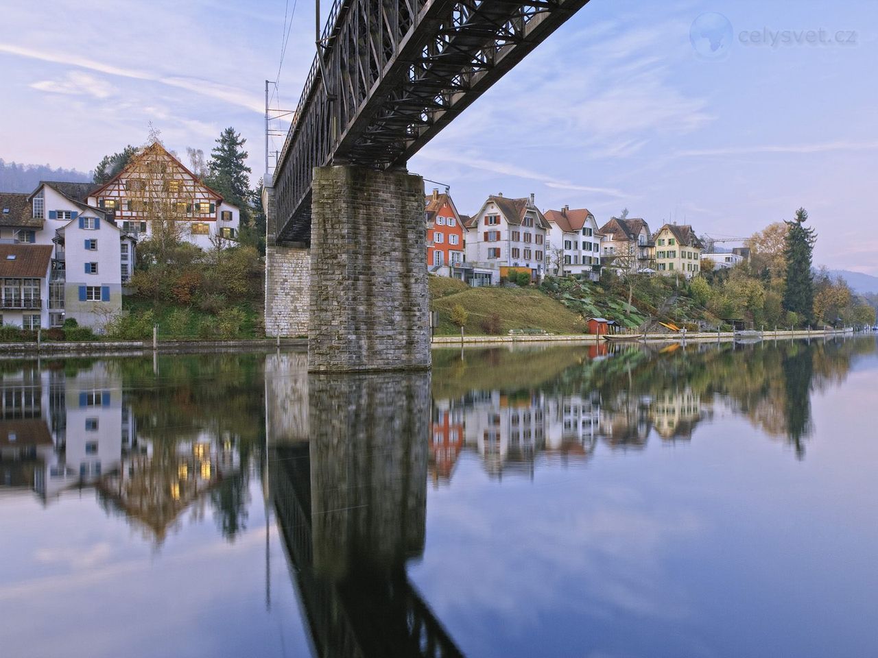 Foto: Colorful Homes Reflecting On Rhine River, Schaffhausen, Switzerland