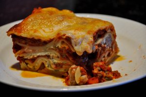 Recept online: Lasagne: Vrstven tstoviny zapeen s mletm masem, rajaty, blou omkou a dvma druhy sr